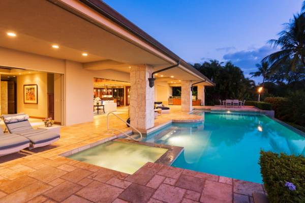 Kapalua house with a pool