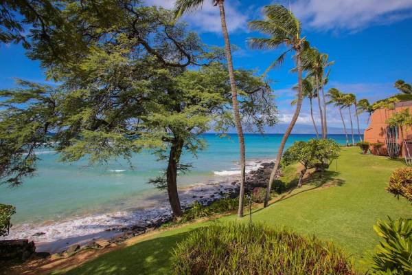 Kuleana - Maui oceanfront resort with a large green lawn and beautiful view of the Pacific ocean