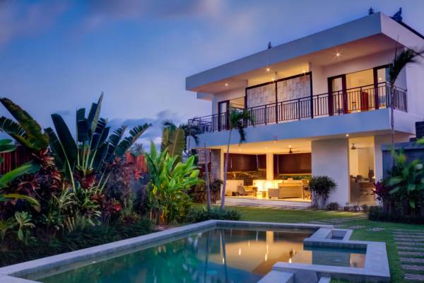 Wailuku house with a pool